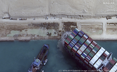 Die "Ever Given" wird inzwischen gesichert
 - Suez, APA/AFP/Satellite image ©2021 Maxar Technologies