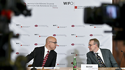 Wifo-Chef Gabriel Felbermayr (L) und Michael Reiter (Leiter IHS-Ökonomie) - Wien, APA/HERBERT NEUBAUER