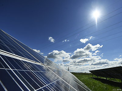 Photovoltaikanlage am Acker schützt zusätzlich vor Hagel, Starkregen und Spätfrost – Eisenstadt, APA Photovoltaikanlage am Acker schützt zusätzlich vor Hagel, Starkregen und Spätfrost - Eisenstadt, APA