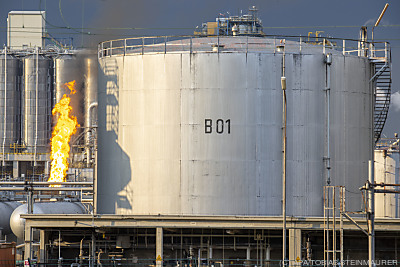 Ein Ölembargo könnte die hohe Inflation noch einmal nach oben treiben - Schwechat, APA/TOBIAS STEINMAURER