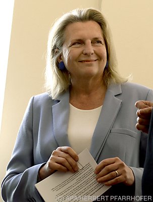 Ex-Außenministerin Karin Kneissl ( - Wien, APA/HERBERT PFARRHOFER
