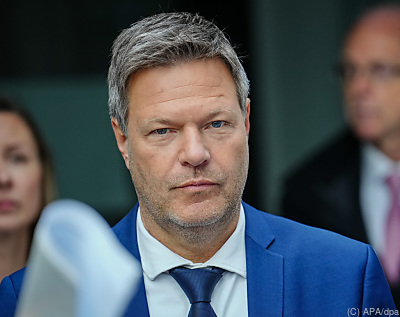 Wirtschaftsminister Habeck stellt Ölkonzernen Rute ins Fenster - Berlin, APA/dpa