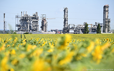 Blick auf Anlagen der Raffinerie Schwechat - Wien, APA/ROLAND SCHLAGER