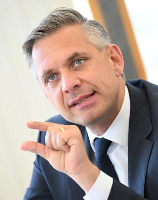 Wirtschaftsminister setzt bei Industriestrategie auf Innovation
 - Wien, APA/HELMUT FOHRINGER