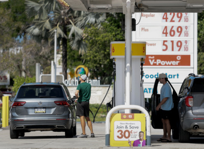 Im Schnitt bezahlen Amerikaner derzeit pro Gallone Benzin 3,99 Dollar
 - Miami, APA/GETTY IMAGES