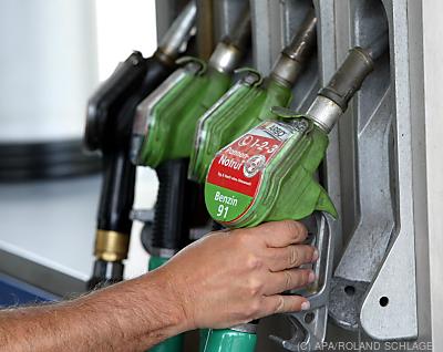 Tanktourismus zahlt etwa ein Drittel von CO2-Steuer – Wien, APA/ROLAND SCHLAGER Tanktourismus zahlt etwa ein Drittel von CO2-Steuer - Wien, APA/ROLAND SCHLAGER