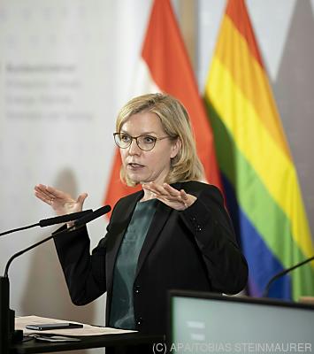 Klimaschutzministerin Gewessler will bis 2040 CO2-neutral werden - Wien, APA/TOBIAS STEINMAURER