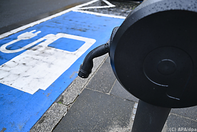 Mit E-Autos zu weniger CO2-Ausstoß – Frankfurt/Main, APA/dpa Mit E-Autos zu weniger CO2-Ausstoß - Frankfurt/Main, APA/dpa