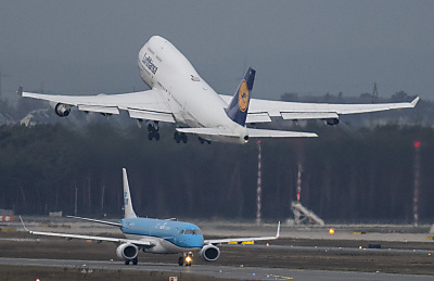 E-Fuels solltenvor allem in Luftverkehr und Schiffahrt zum Einsatz kommen
– Frankfurt/Main, APA/dpa E-Fuels solltenvor allem in Luftverkehr und Schiffahrt zum Einsatz kommen
- Frankfurt/Main, APA/dpa