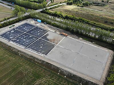 Der halb abgedeckte Speicher während des Baus
 - Kopenhagen, APA/AGRU/G quadrat
