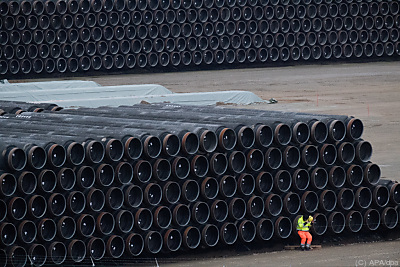 Pipelinerohre warten auf ihre Verschiffung
 - Sassnitz-Mukran, APA/dpa