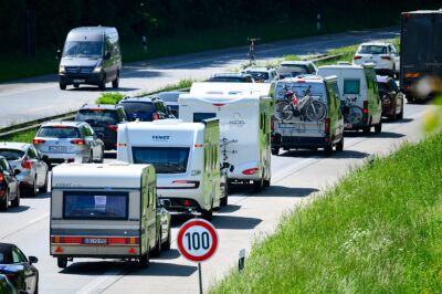 Die Autofahrt in den Urlaub hat sich am Montag verteuert
– Ratekau, APA/dpa Die Autofahrt in den Urlaub hat sich am Montag verteuert
- Ratekau, APA/dpa