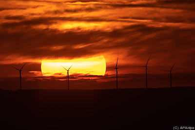 Sonnenaufgang über Windrädern - Ochsenwang, APA/dpa