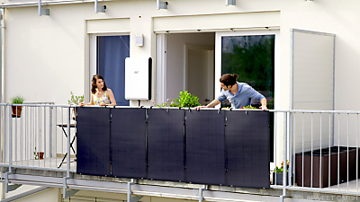 Balkonkraftwerke kann man ohne viel Aufwand an die eigene Steckdose anschließen - Wien, APA/EET GMBH