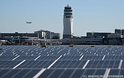 Bild der PV-Anlage - Schwechat, APA/HELMUT FOHRINGER