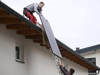 Immer mehr Privathaushalte werden mit Photovoltaikanlagen ausgestattet - Zillingtal, APA/THEMENBILD