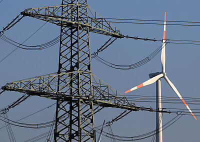 Gezielte Investitionsanreize und kürzere Genehmigungsverfahren gefordert
– Bentwisch, APA/dpa-Zentralbild Gezielte Investitionsanreize und kürzere Genehmigungsverfahren gefordert
- Bentwisch, APA/dpa-Zentralbild