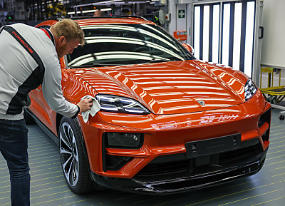 Je schwerer und leistungsstärker das E-Auto ist, desto teurer wird es
– Leipzig, APA/dpa Je schwerer und leistungsstärker das E-Auto ist, desto teurer wird es
- Leipzig, APA/dpa