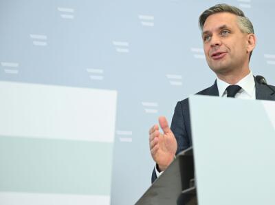 Hattmannsdorfer sieht in Batterien eine Schlüsseltechnologie
– Wien, APA/HELMUT FOHRINGER Hattmannsdorfer sieht in Batterien eine Schlüsseltechnologie
- Wien, APA/HELMUT FOHRINGER