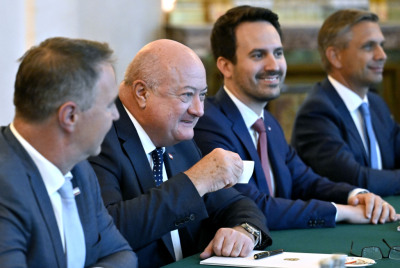 Regierung will den Wirtschaftsstandort sichern
 - Wien, APA/HANS KLAUS TECHT