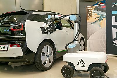 Der autonome mobile Laderoboter soll der E-Mobilität zu mehr Fläche verhelfen und Sorgen um Reichweite und Lademöglichkeiten ausräumen