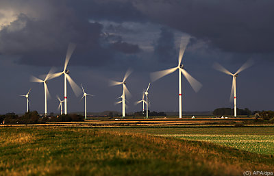 Überschüssige erneuerbare Energie soll zumBewegen von Gewichten in Hochhäusern genutzt werden - Husum, APA/dpa