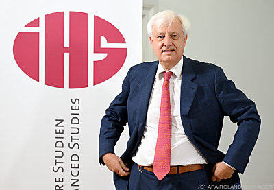 IHS-Direktor Klaus Neusser - Wien, APA/ROLAND SCHLAGER