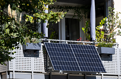 Ein Mini-PV-Anlage am Geländer eines Balkons - München, APA/dpa