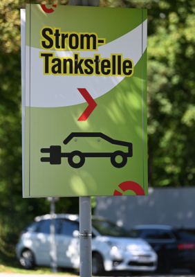 Die Asfinag will mehr E-Ladestationen auf den Autobahnen
– Kitzbühel, APA/THEMENBILD Die Asfinag will mehr E-Ladestationen auf den Autobahnen
- Kitzbühel, APA/THEMENBILD