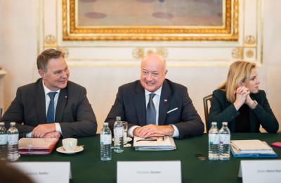 Regierung plant neue Industriestrategie
– Wien, APA/GEORG HOCHMUTH Regierung plant neue Industriestrategie
- Wien, APA/GEORG HOCHMUTH