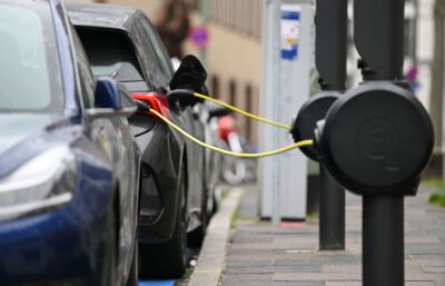 Öl treibt Stromer an
– Frankfurt/Main, APA/dpa Öl treibt Stromer an
- Frankfurt/Main, APA/dpa