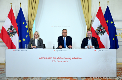 Regierung bei Strompreisdeckel und Industrie-Subventionen einig
– Wien, APA/ROLAND SCHLAGER Regierung bei Strompreisdeckel und Industrie-Subventionen einig
- Wien, APA/ROLAND SCHLAGER